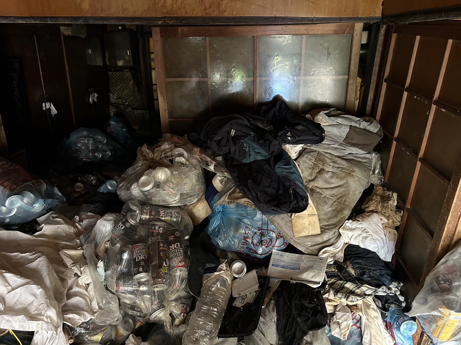 長屋の一室に大量の生活ゴミが散乱…　兵庫県兵庫区にてゴミ屋敷の清掃作業を実施してまいりました　お兄様からのご依頼