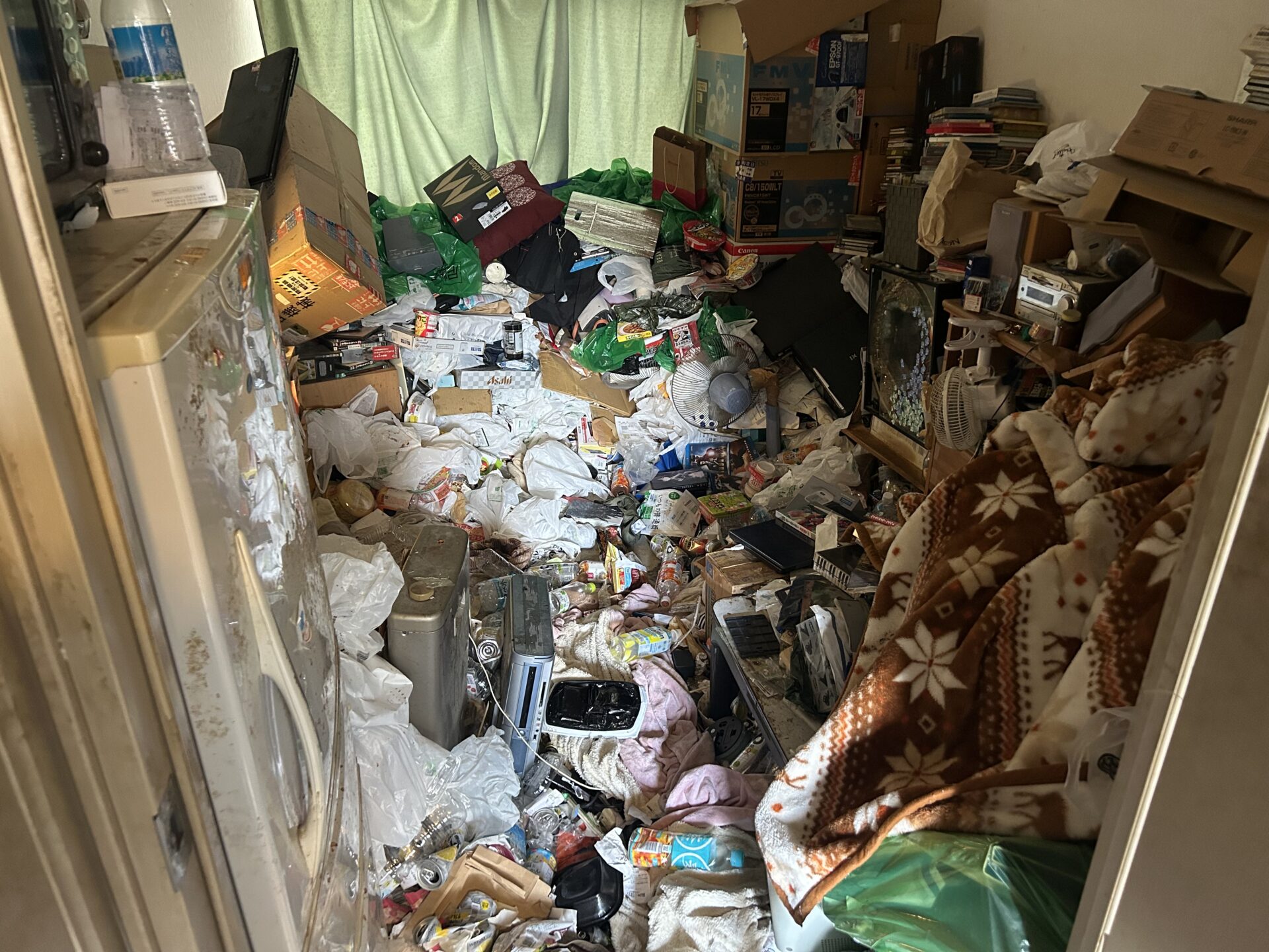 【尼崎市・遺品整理事例】ゴミ屋敷状態からの原状回復|臭い・害虫も迅速対応